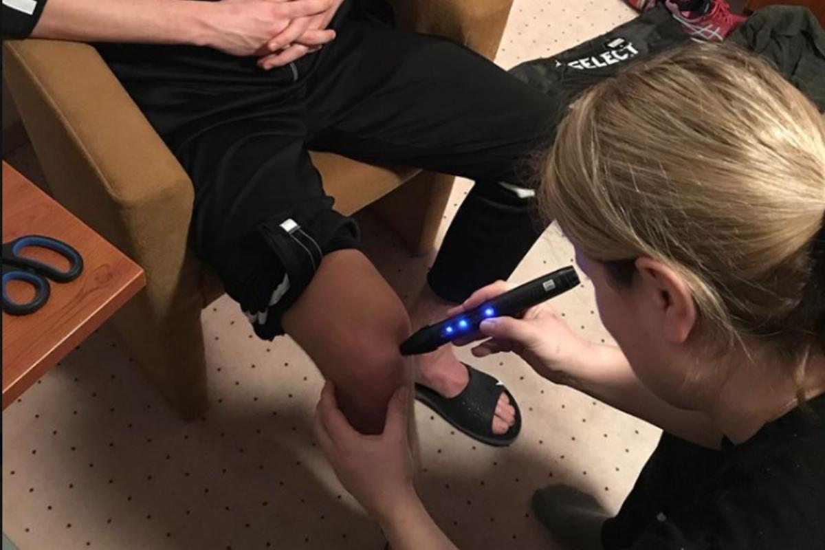 Carina Hansen, fysioterapeut for floorball-herrelandsholdet, der repræsenterer Danmark i international floorball, blev sponsoreret af PowerMedic under kvalifikationsrunden til VM i 2018.